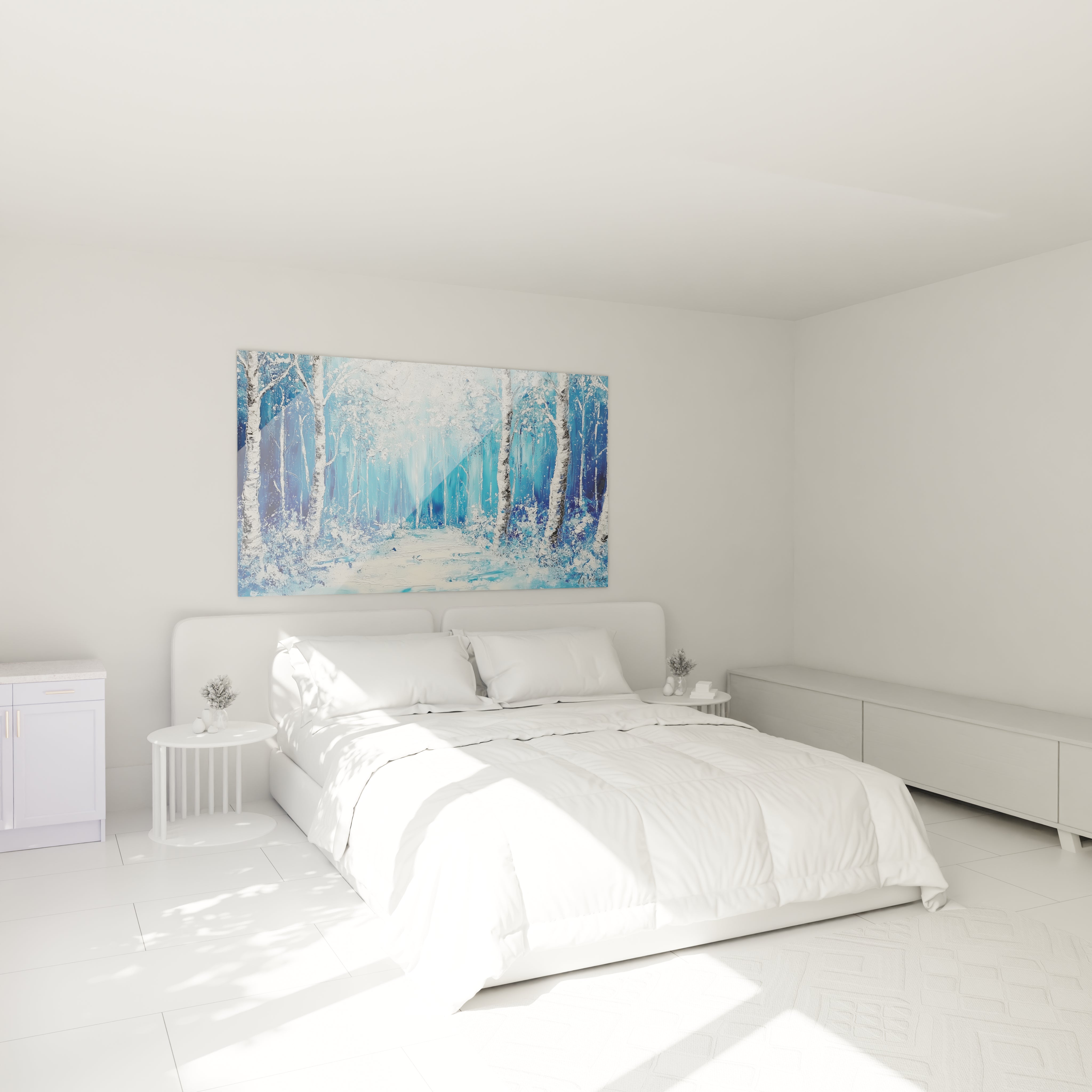 Tableau forêt Walensky bleu et blanc accroché au-dessus d'un lit blanc dans une chambre lumineuse