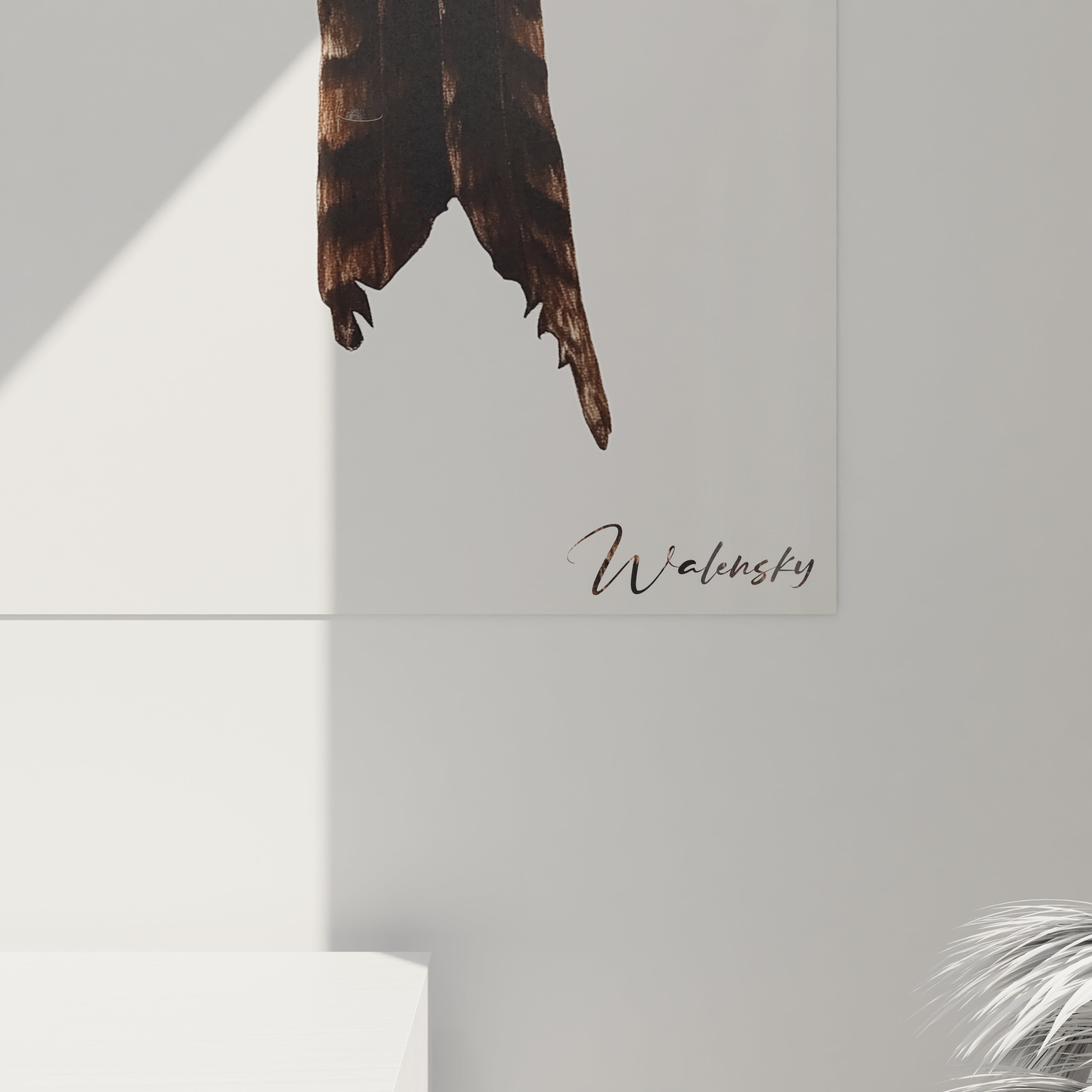 Détail d'un tableau oiseau signé Walensky avec images réalistes de plumes marron sur fond clair