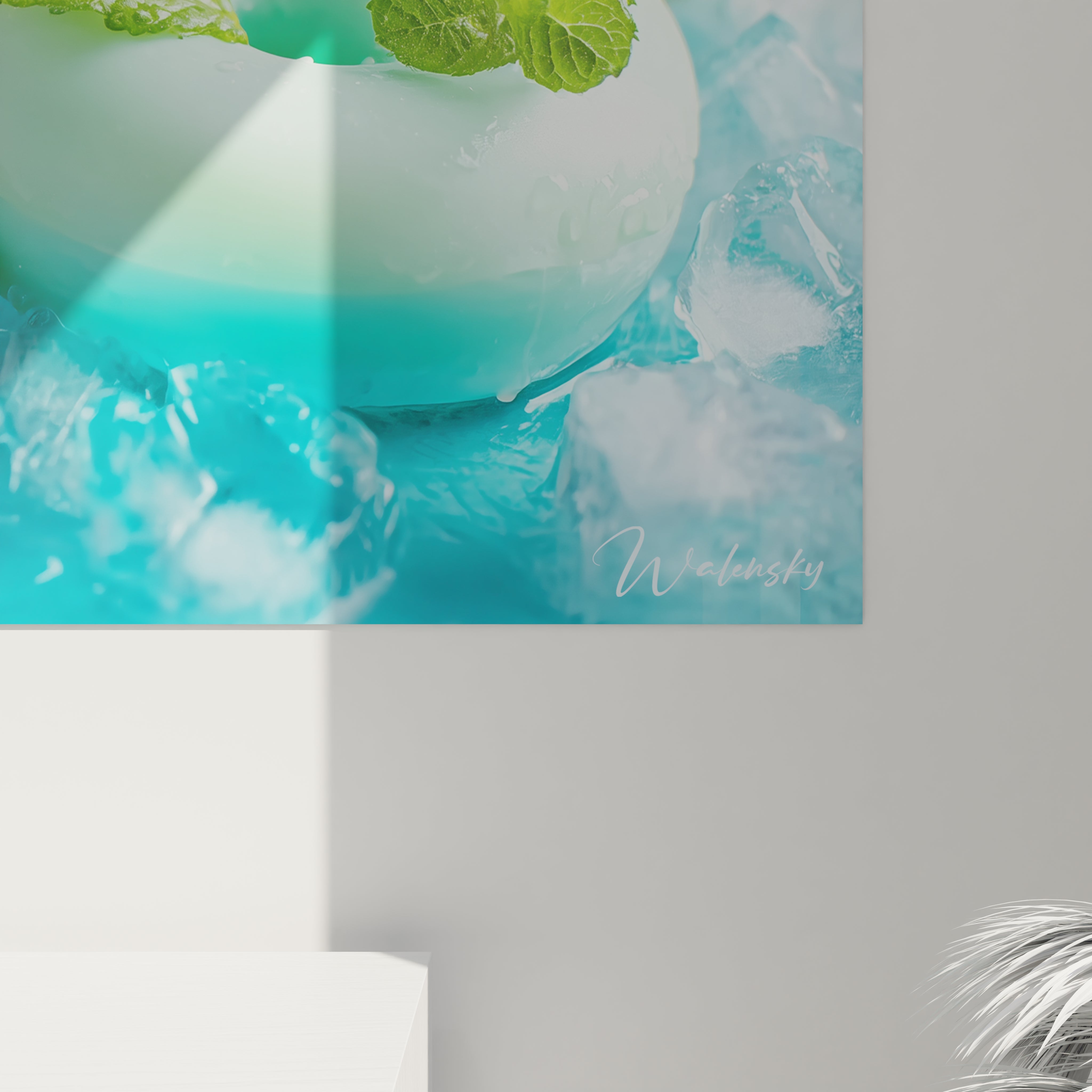 Tableau mural Walensky montrant un cocktail glacé turquoise avec glaçons et menthe, tableau cocktail glacé décoration murale