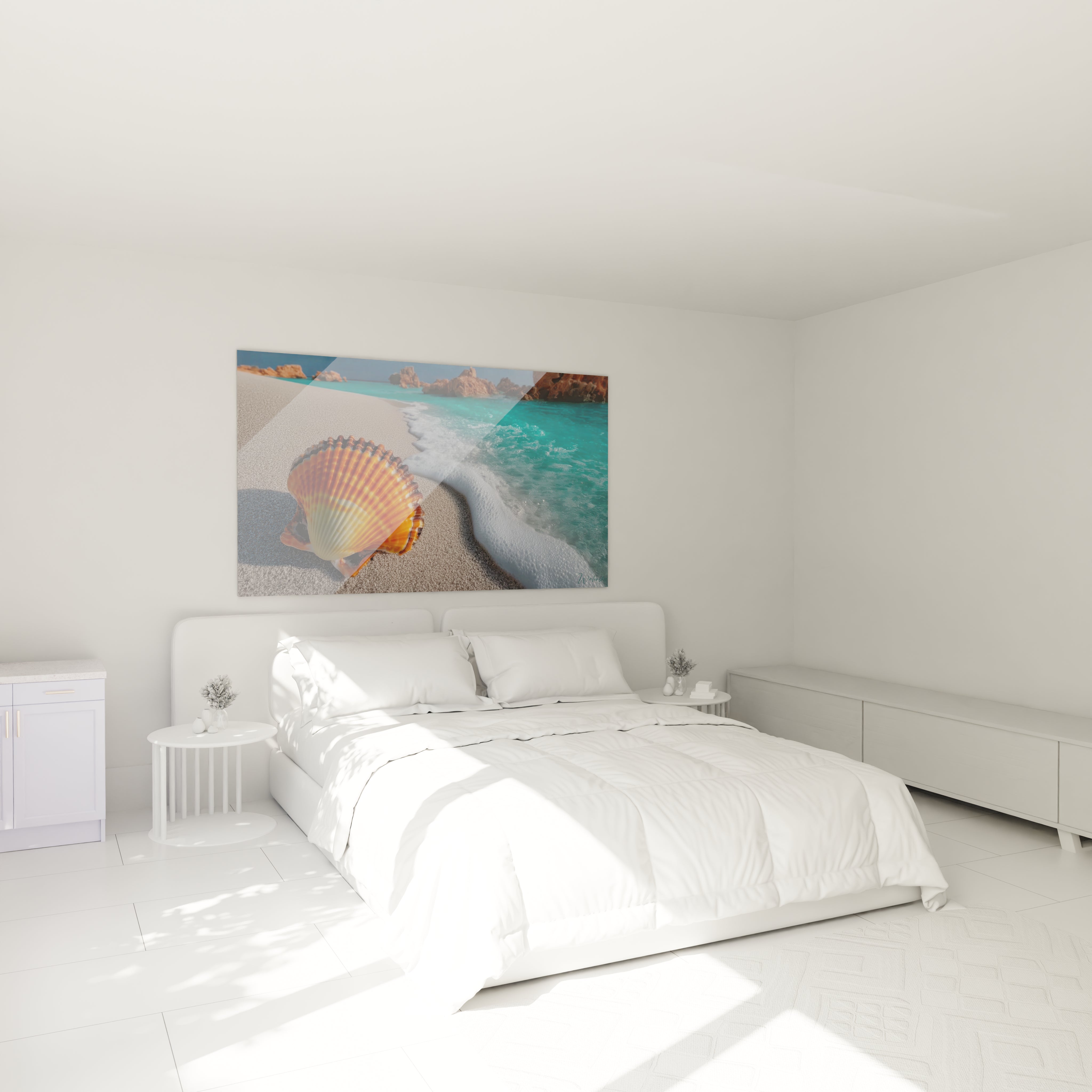tableau coquillage décoration murale Walensky accroché au dessus d un lit blanc montrant une coquille sur plage turquoise