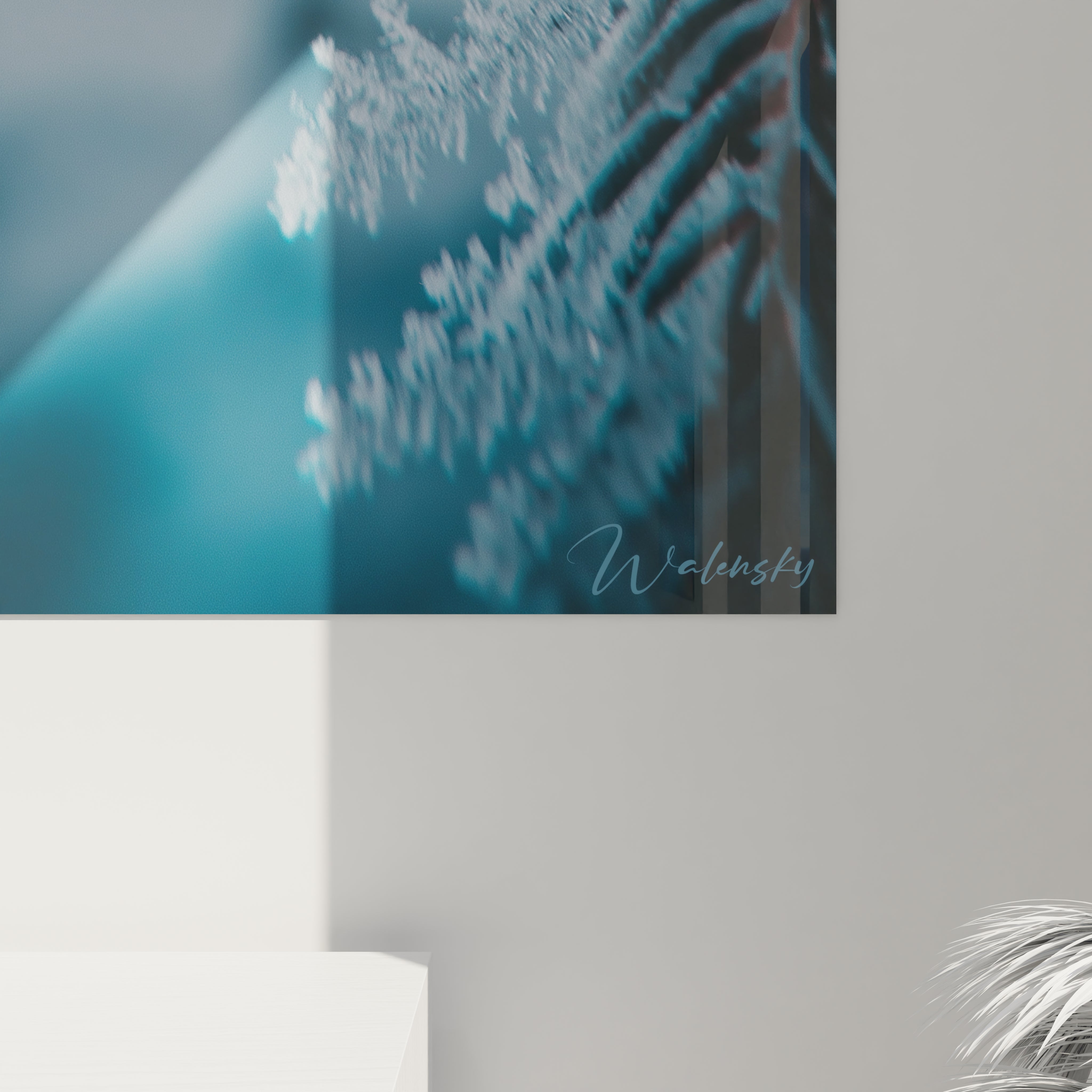 tableau mural branches givrées Walensky gros plan de branches givrées bleues sur fond flou pour decoration murale moderne