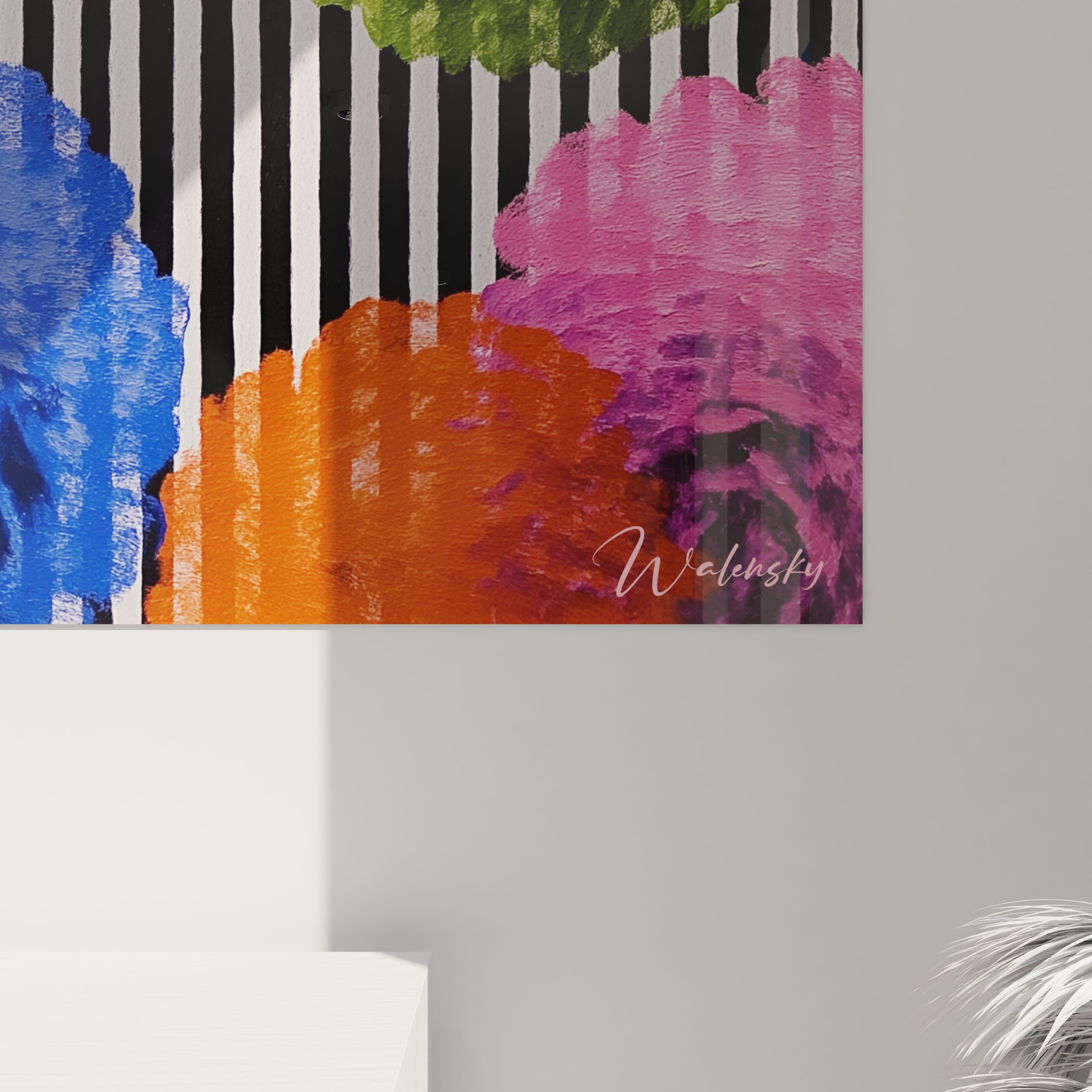Tableau op art fleurs Walensky montrant fleurs colorées peintes sur fond de rayures noires et blanches style contemporain mural