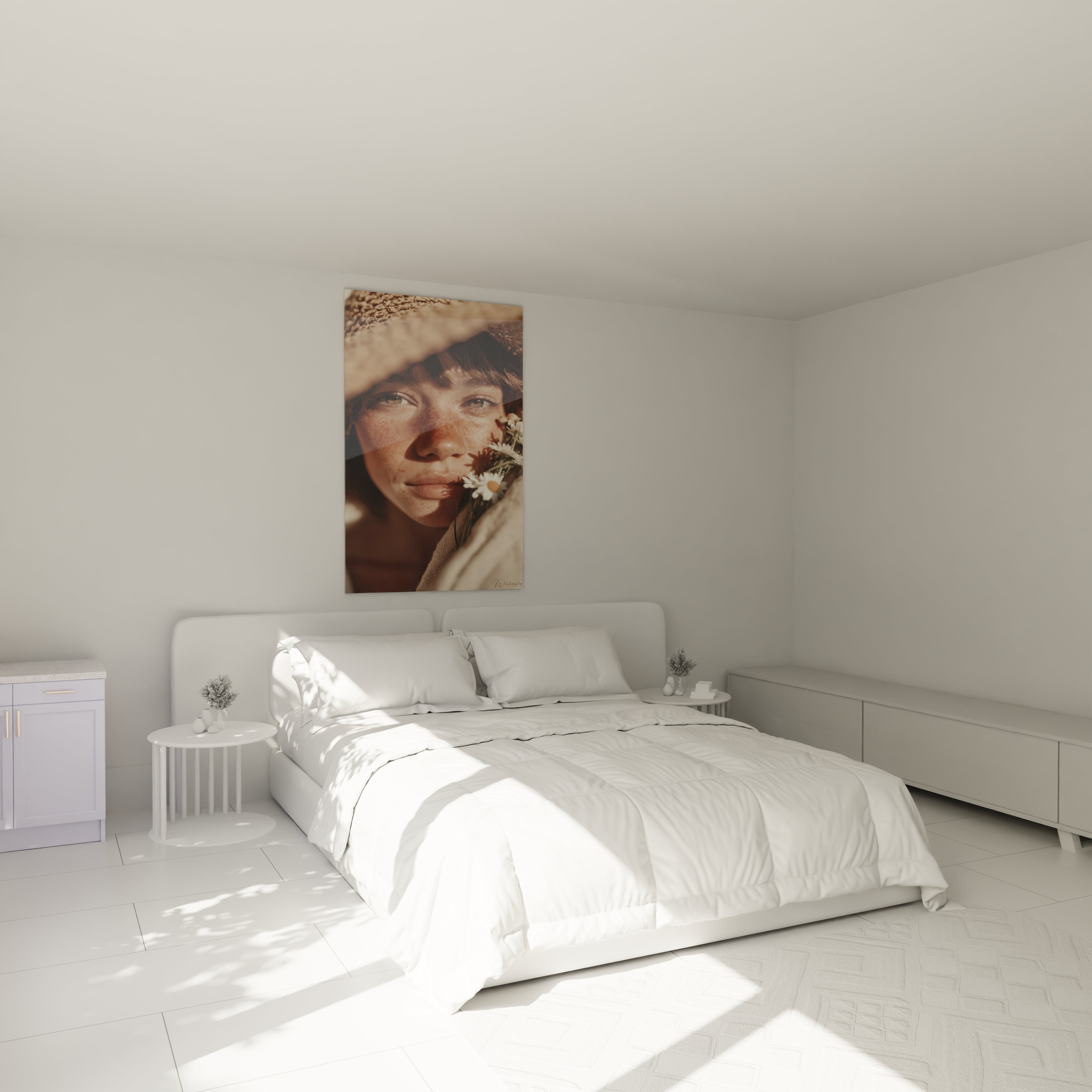 tableau portrait femme été Walensky au dessus d'un lit blanc minimaliste dans une chambre lumineuse et ensoleillée