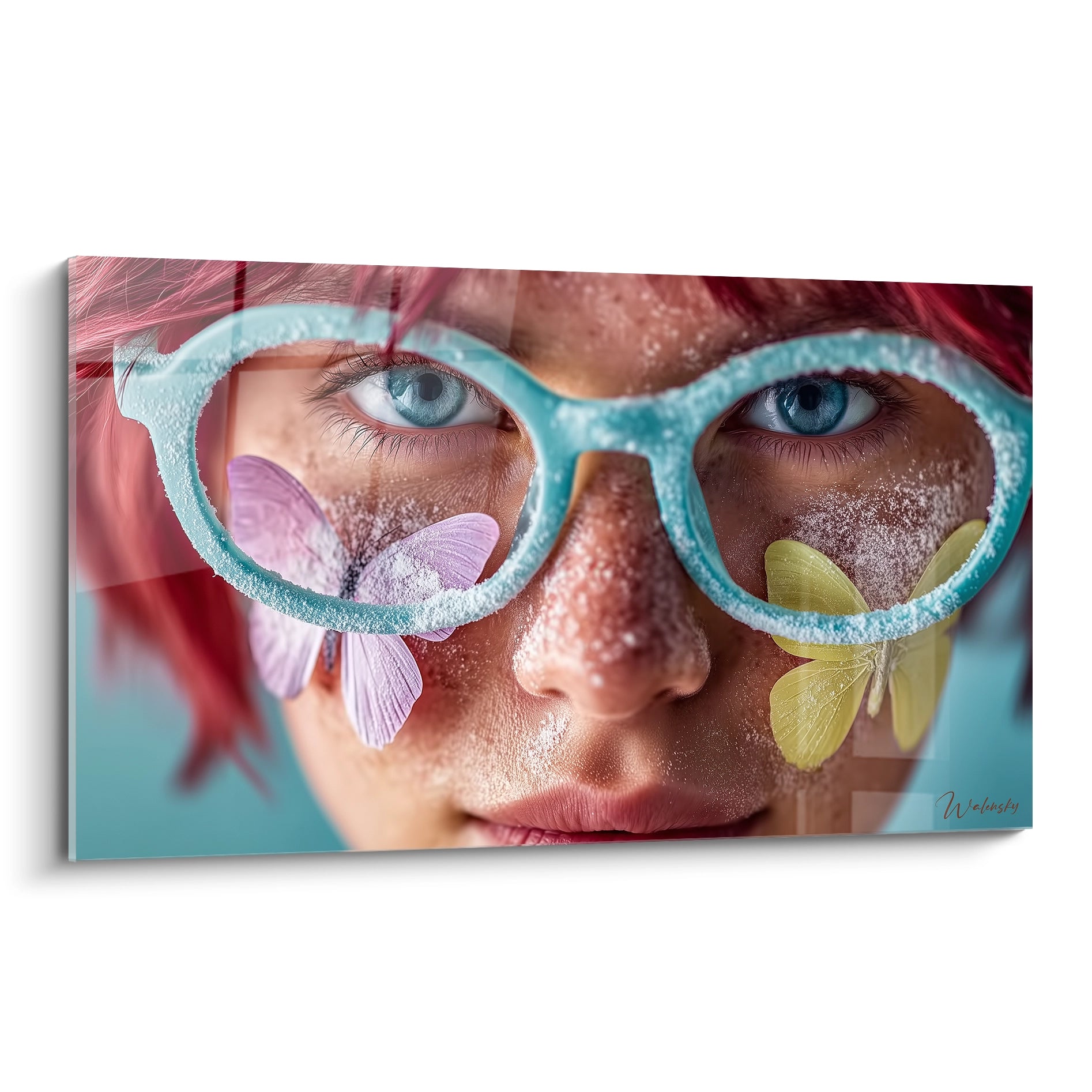 tableau visage fraîcheur marine gros plan visage yeux bleus lunettes turquoises givre et papillons