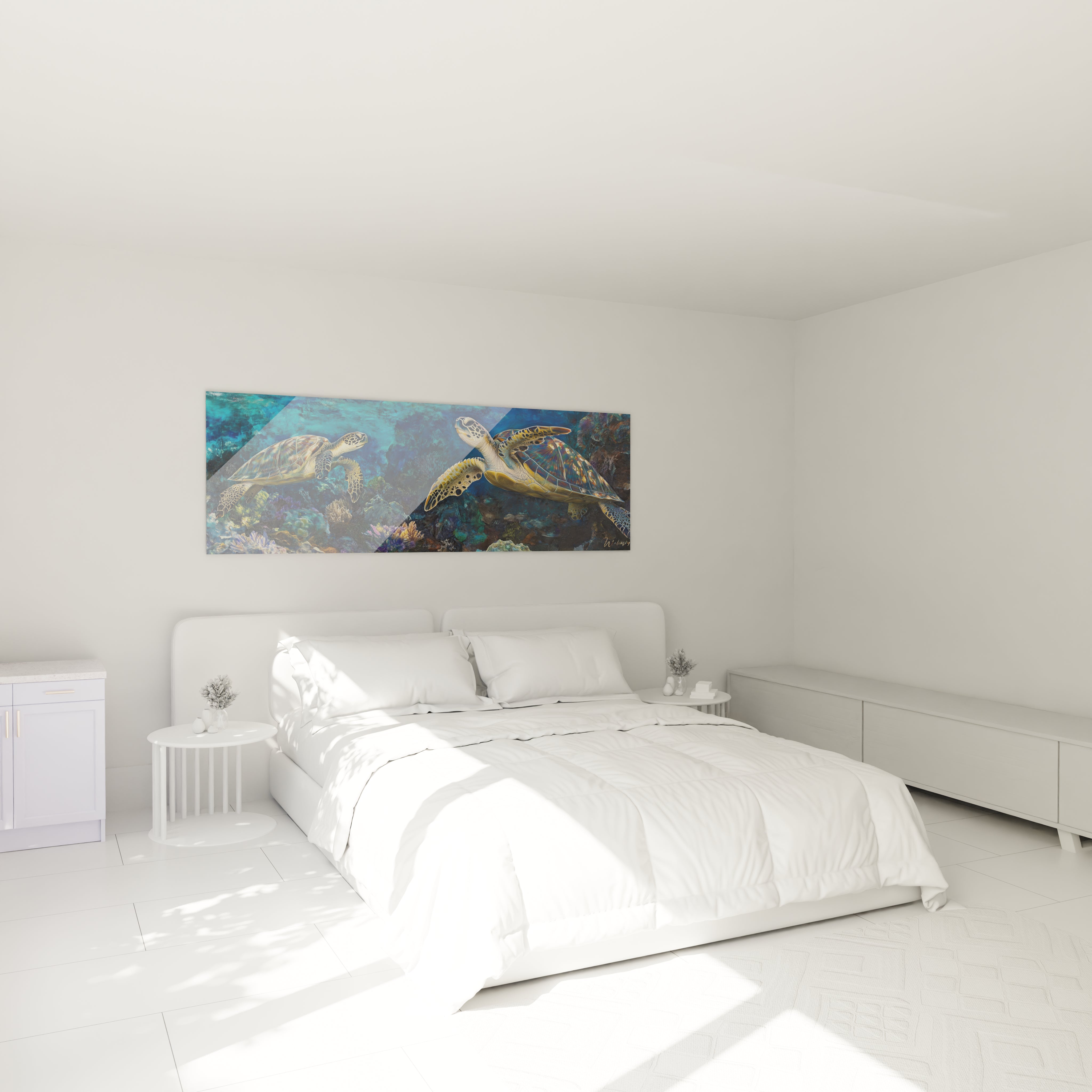 Tableau tortue de mer Walensky accroché au-dessus d'un lit double blanc dans une chambre lumineuse