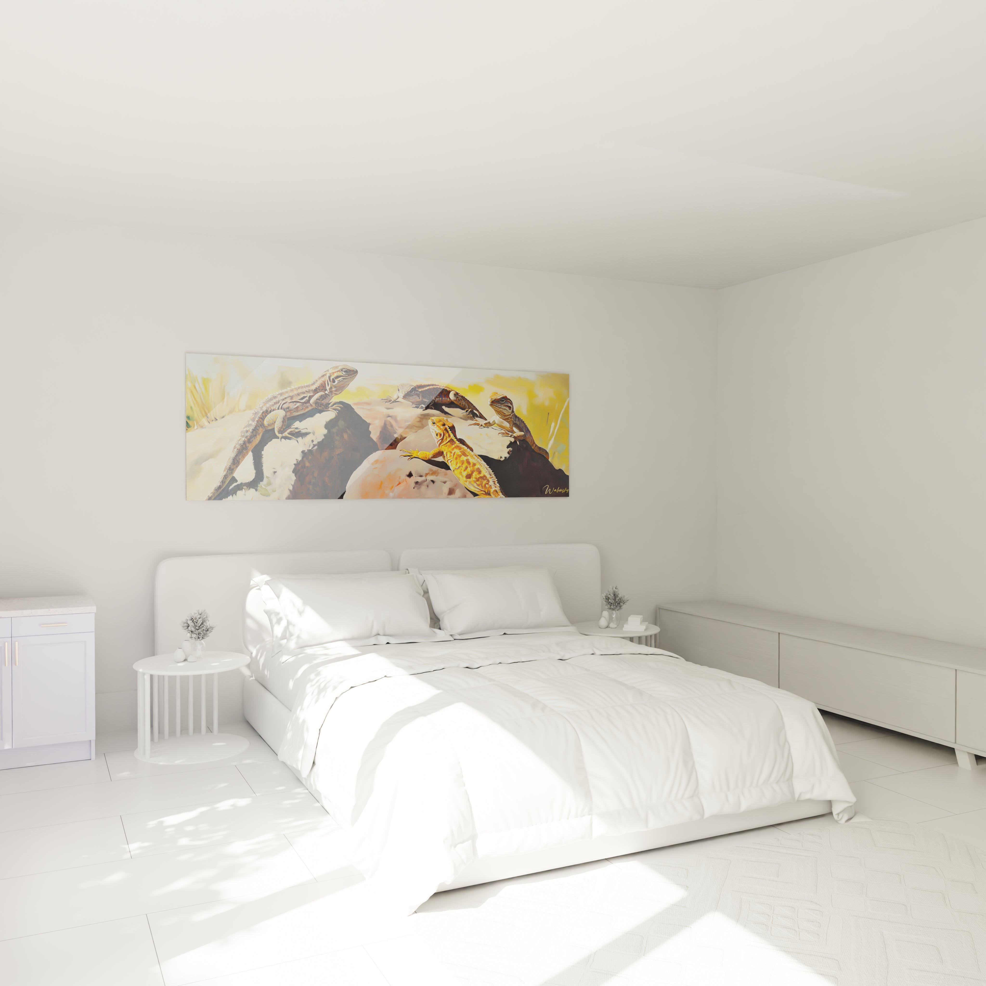 Tableau lézard Walensky décoratif avec des lézards colorés accroché au-dessus d'un lit dans une chambre lumineuse