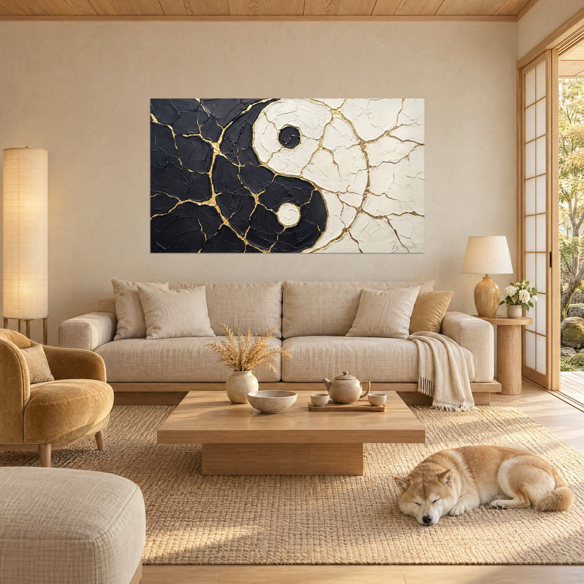 Schilderij yin yang symbool met mat zwarte en ivoorkleurige verfklonters, gouden scheuren, liggende Shiba boven een bank in een lichte woonkamer