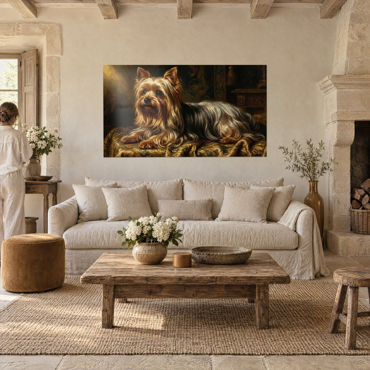 Gemälde Yorkshire Terrier mit fahlem und silbernem Fell, auf goldenem Satin liegend, über einem Sofa in einem hellen Wohnzimmer
