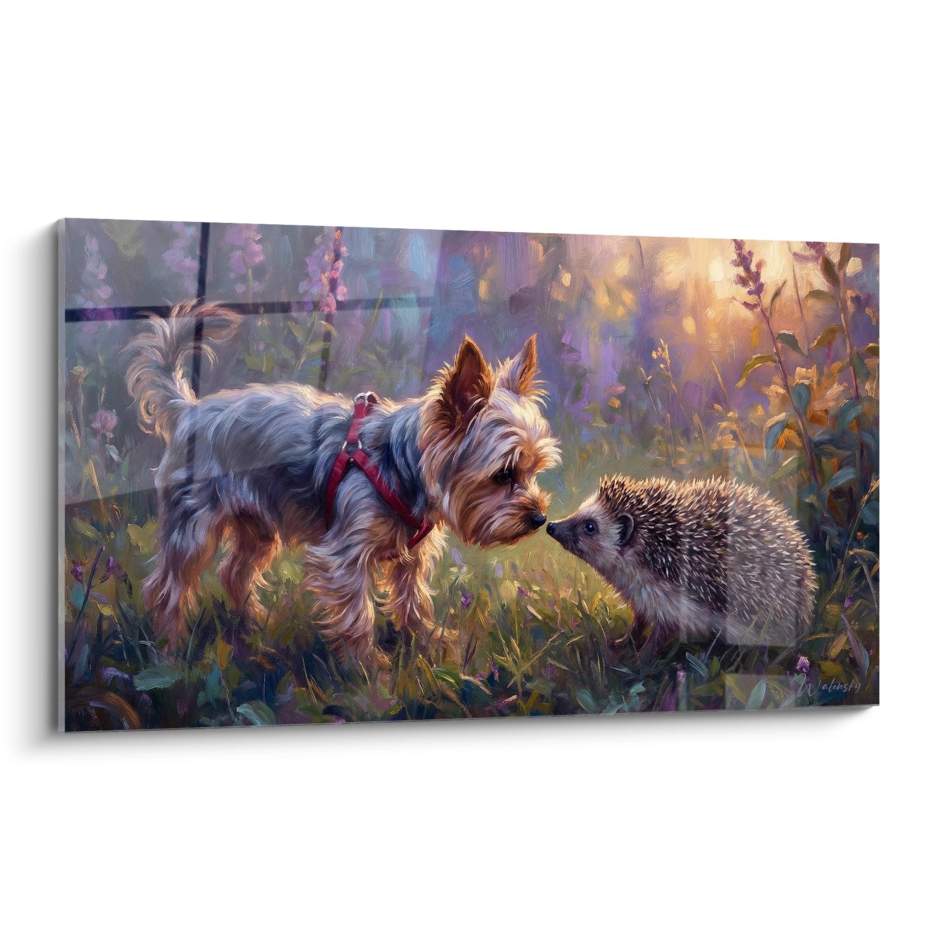 Yorkshire Terrier et hérisson se rencontrant dans jardin aux couleurs violettes et dorées, scène attendrissante